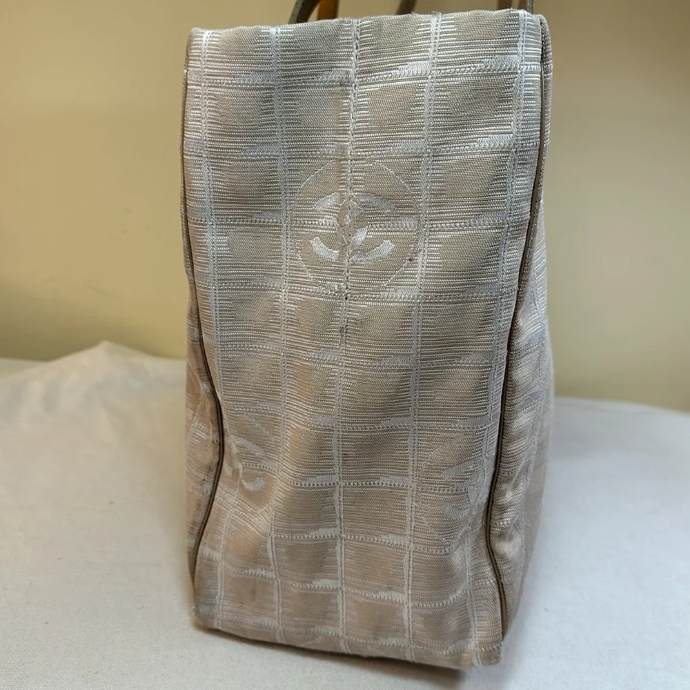 CHANEL Travel Line Fabric Tote Cream, Leather Straps, Serial 7 Series 2002-03 - Picture 4 of 15